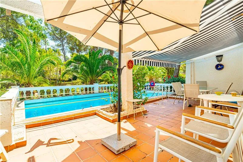 Detached house with swimming pool on an approximately 1,200 m² plot, just 5 minutes from the town and the sea. — photo 3