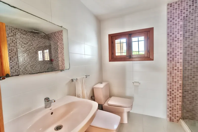 Charming Mediterranean-style villa for sale in Santa Ponsa with private pool and garden — photo 11