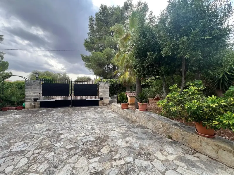 Discover this impressive rustic finca with occupancy certificate located in Inca — photo 1
