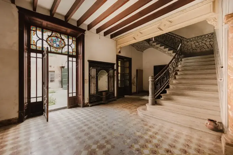 This beautiful early 20th century mansion with striking facade and spacious rooms is offered for sale in the heart of Manacor. — photo 1