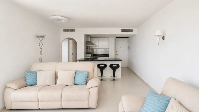 Sea view apartment in prestigious front line building — photo 3