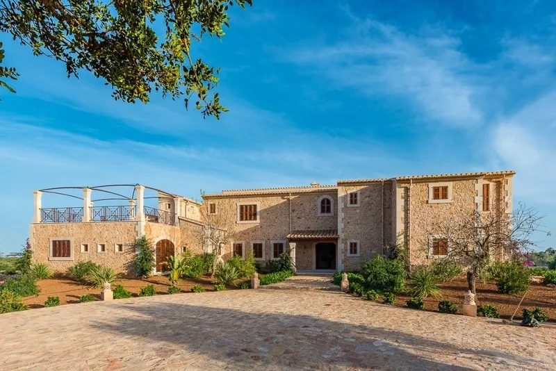 Magnificent property with large guest house on a hillside with fantastic views — photo 1