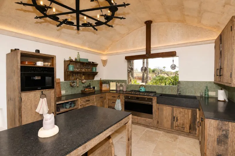 Charming country house with characterful interiors, a beautiful garden and a separate [...] — photo 12