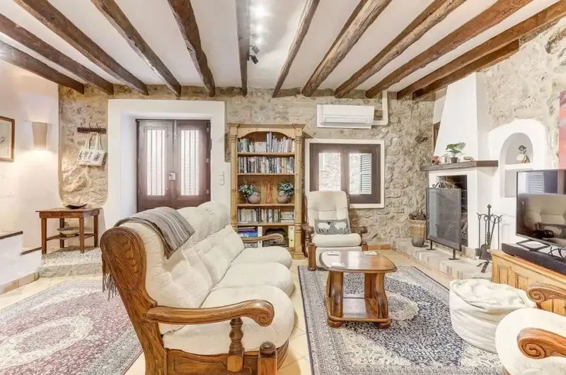 Located on a quiet side street, just steps from the famous Calvary and a few minutes from the main square, this charming house — photo 4