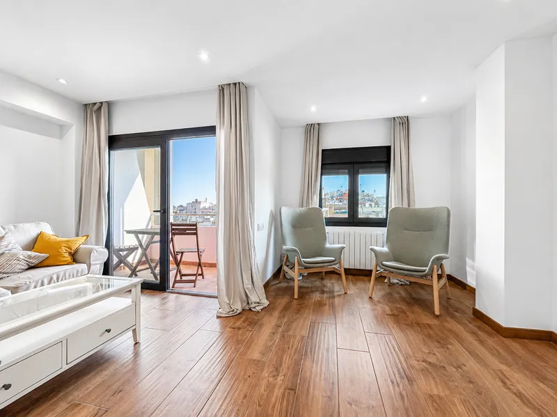 Elegant renovated apartment with terrace in the heart of Santa Catalina, Palma — photo 3
