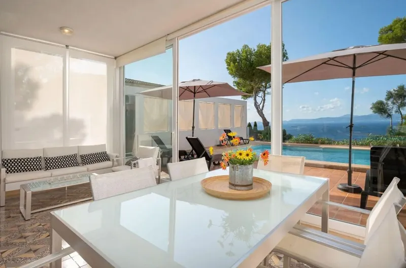 Frontline villa with vacation rental license in the south of Mallorca — photo 4