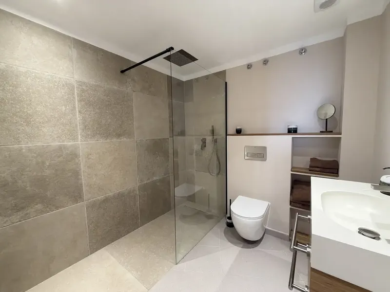 2-bedroom apartment of approx. 60 m² welcomes you through a clearly distributed entrance area. Here there is space for — photo 5