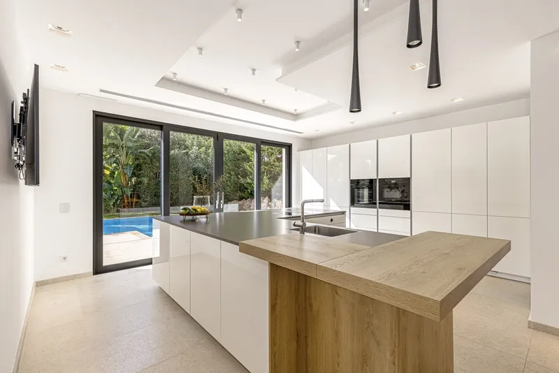 Exclusive luxury villa in modern architectural style in Santa Ponsa — photo 11