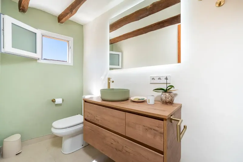 Descubre esta encantadora casa en Valldemossa, recientemente reformada con un gusto excelente, combinando el carácter tradicional de la vivi — photo 10