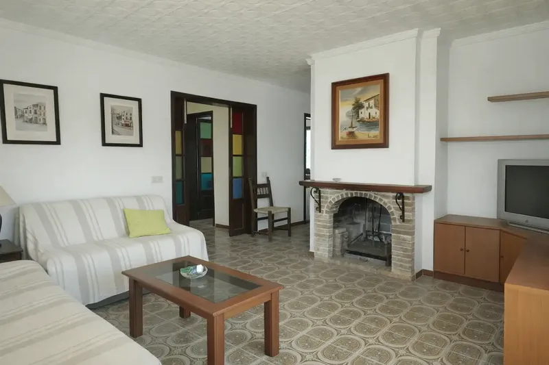 This charming bungalow with great potential is located in an attractive and quiet residential area of Sa Coma, just a few minutes from the sea. — photo 3
