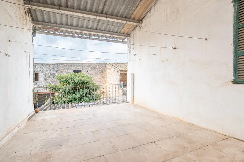 Village house in Sa Pobla with interior patio and parking area to renovate — photo 7