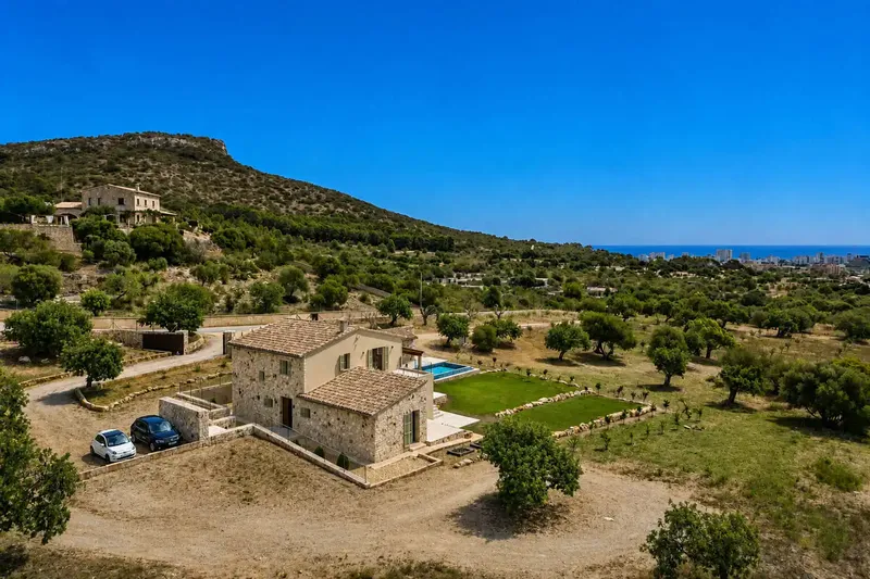 This beautiful newly built finca is located above the lovely village of Cala Millor and below the mountain 'Na Penyal' — photo 4
