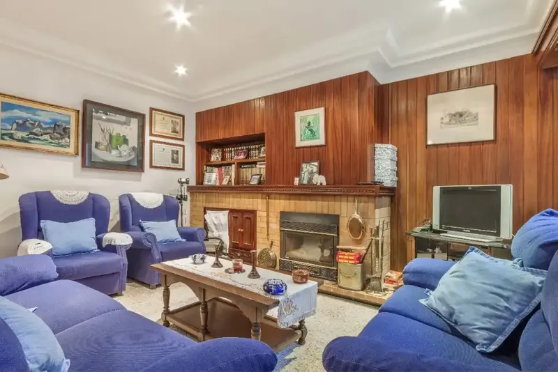 Beautiful five-bedroom, two-bathroom house to renovate. It is a fantastic opportunity to renovate a house to your own taste and ideas, to — photo 4