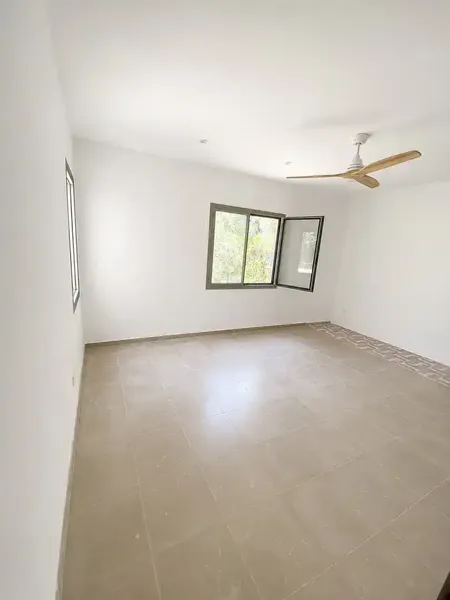 Disponible inmediatamente. Este precioso chalet de cuatro dormitorios, completamente renovado en 2026, combina el encanto de la arquitectura — photo 9