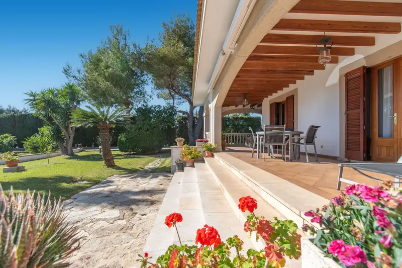 This exceptionally prestigious estate combines the charm of a Mediterranean country house with elegant, timeless furniture and a well-maintained condition — photo 2