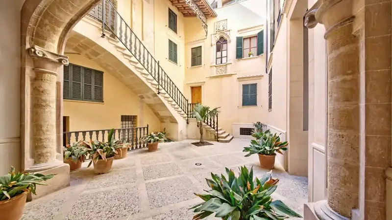 Located in the most valued area of the Old Town of Palma de Mallorca, near the wall and the famous Cathedral, this apartment — photo 3