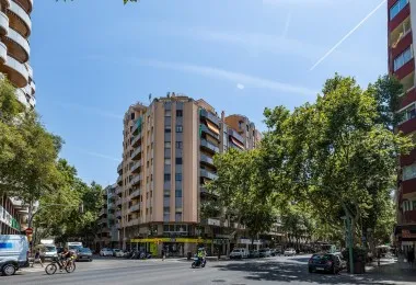 Spacious flat with optional parking on Calle Aragón — photo 1