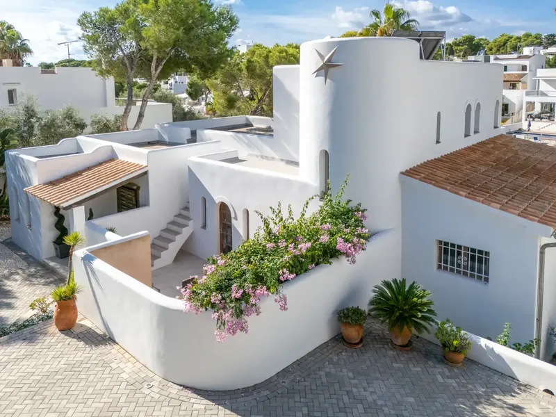 Discover this spectacular independent villa with Ibizan inspiration in the heart of Cala d'Or, just steps from the sea — photo 1