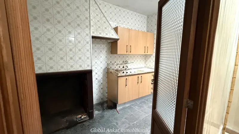This 258 m² townhouse, distributed over three floors on a 163 m² plot, offers endless possibilities to — photo 10