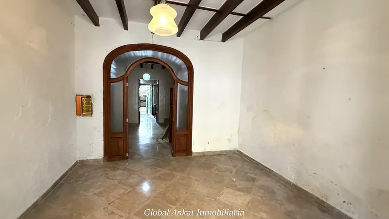 This 258 m² townhouse, distributed over three floors on a 163 m² plot, offers endless possibilities to — photo 3