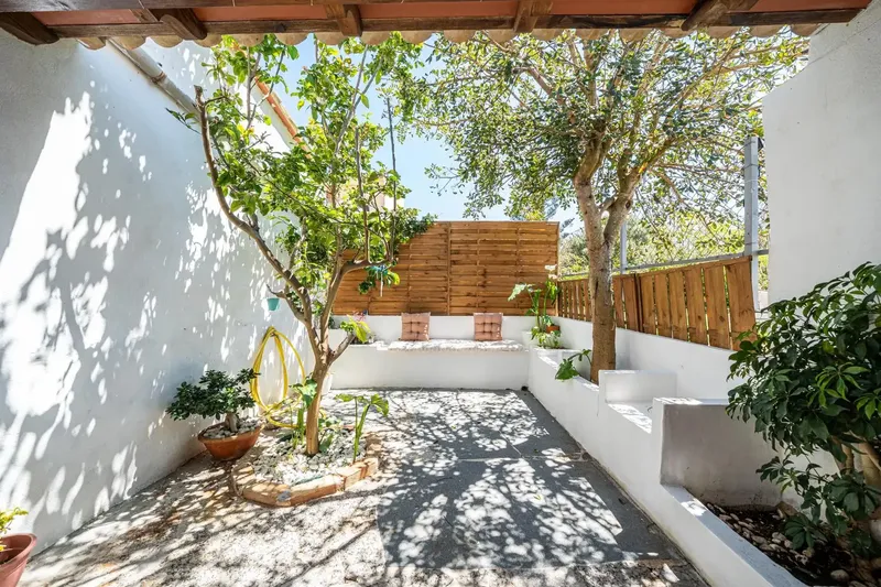Gestpropiedad presenta en Mallorca, esta casa de pueblo en Son Carrio, una propiedad en planta baja que destaca por su amplio patio y solari — photo 2