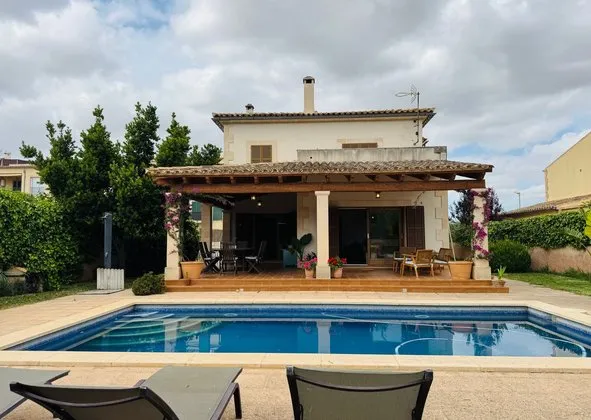Detached house in Ronda de l'Estació, 19, Porreres — photo 1