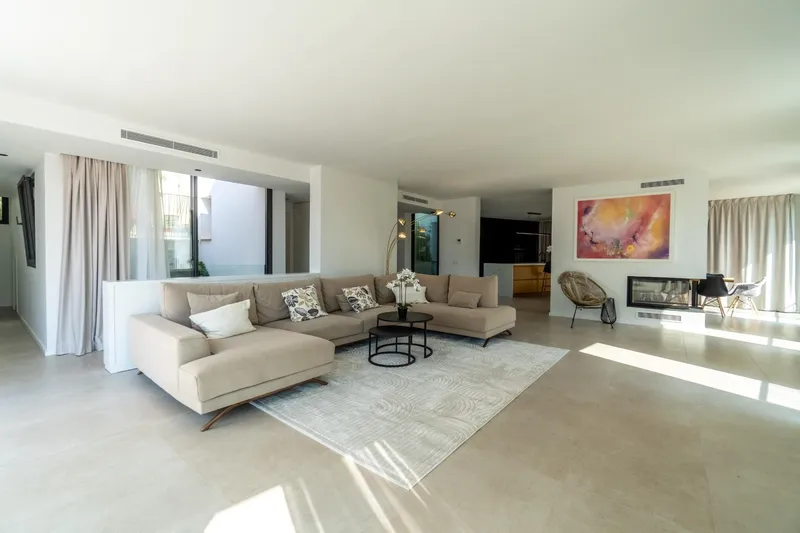 Newly Built Contemporary Villa — photo 7