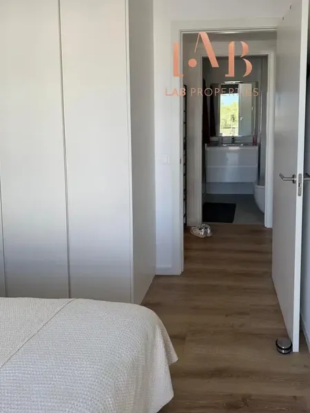 Te presentamos esta atractiva vivienda situada en Cala d’Or, una propiedad que destaca especialmente por sus amplios espacios exteriores y p — photo 9