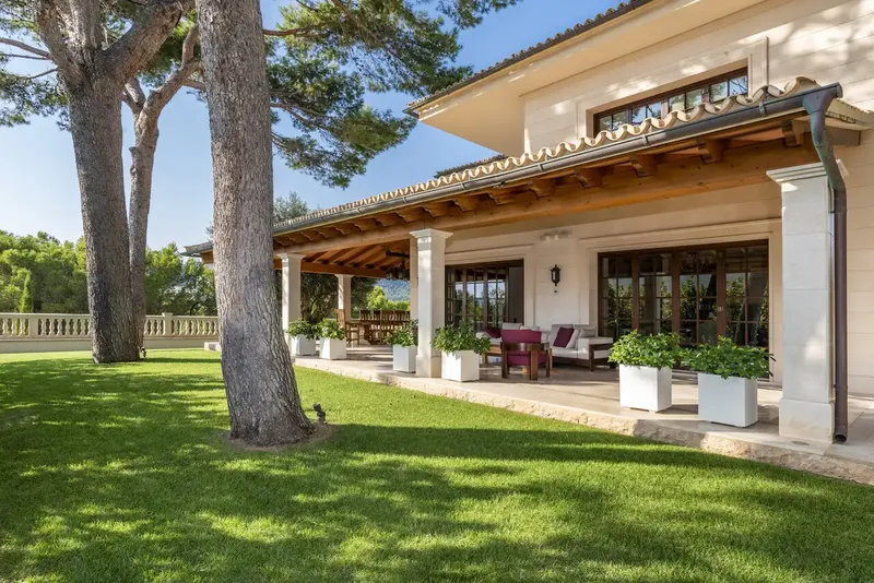 Charming and luxurious villa in Paguera with fantastic sea and mountain views, just steps from a fabulous beach — photo 4