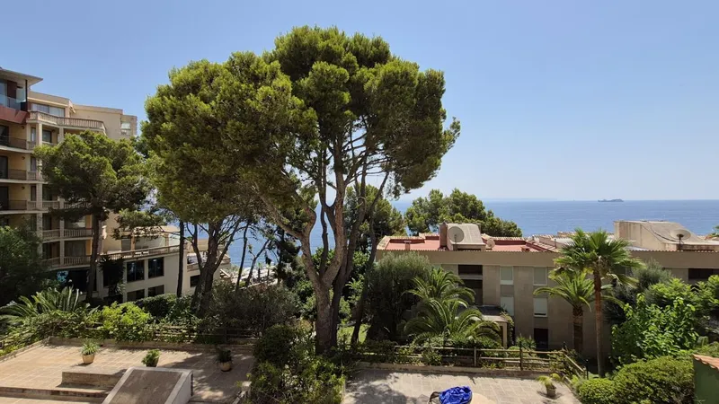 Sea view apartment in prestigious front line building — photo 7