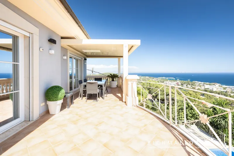 South-facing villa with pool and sea view — photo 12