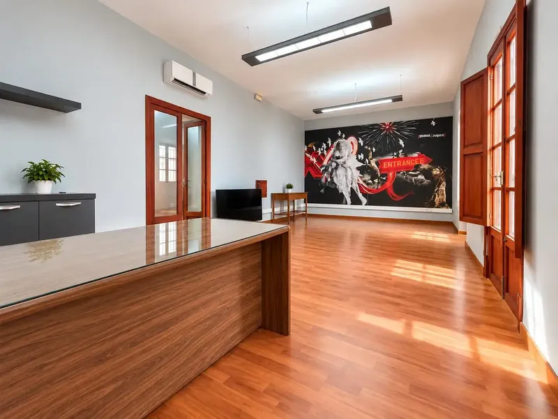 Spacious and bright corner property with facade and access to two streets — photo 2