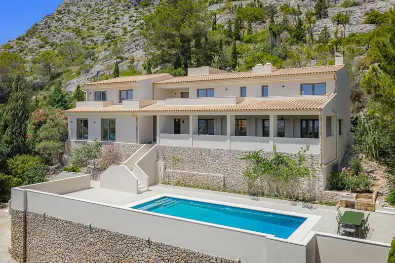 This incredible villa is located in the coveted area of La Font, on the outskirts of Pollensa, with a peaceful mountain backdrop and a position — photo 1