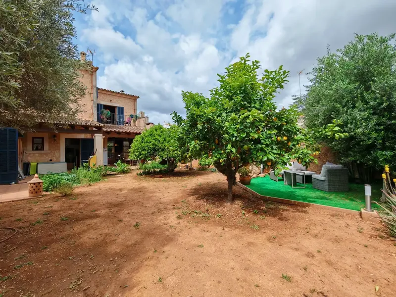 Historic village house with guest apartment, interior patio with fountain and authorized pool project — photo 3