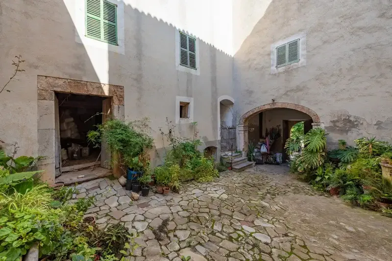 The impressive finca, for sale in Estellencs, occupies a privileged and elevated position within the Serra de Tramuntana. It occupies a huge — photo 8