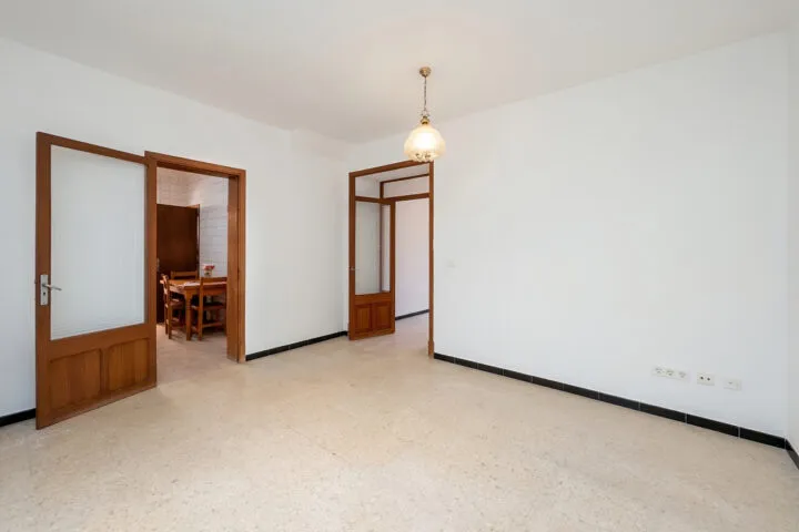 19th-century house to renovate in Ses Salines: 160 m², 2 entrances, terrace — photo 1