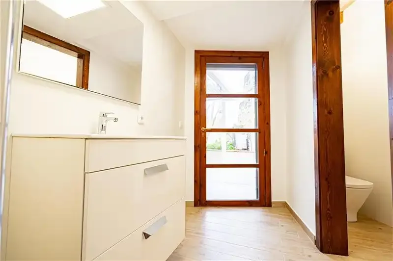 Ground floor with patio and pool, approx. 120m², living-dining room of approx. 30m² with exposed beams, fully furnished and equipped kitchen — photo 11