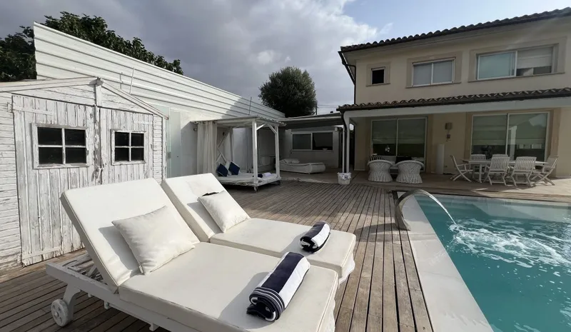 Rustic finca with garden and pool — photo 1