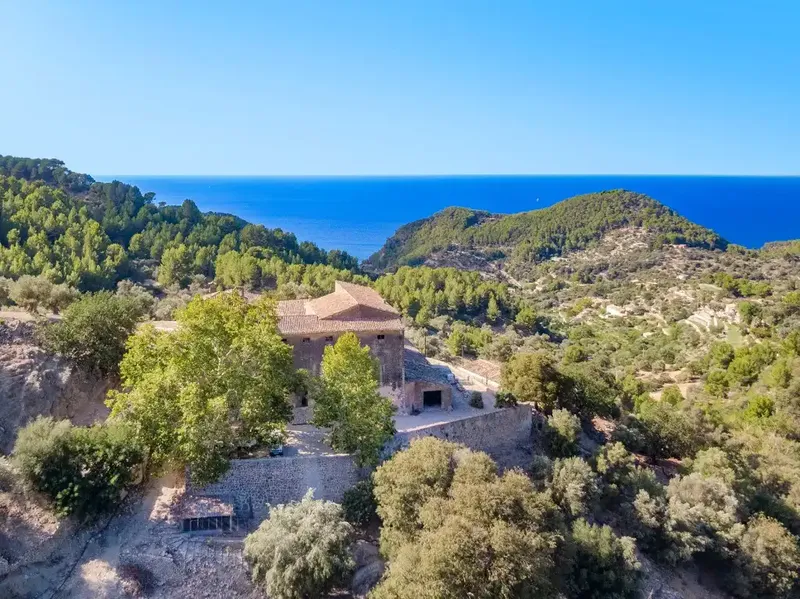 The impressive finca, for sale in Estellencs, occupies a privileged and elevated position within the Serra de Tramuntana. It occupies a huge — photo 2