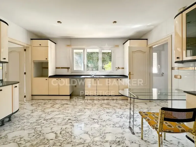 Situated in a privileged position on a mountainside, this magnificent villa of more than 550 m² built combines spaciousness, light — photo 10