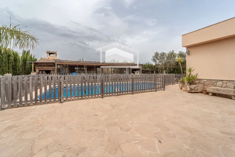 Chalet in Portocolom, with 490 m2, 4 bedrooms, 2 bathrooms and pool — photo 3