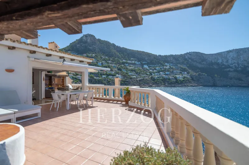 Beachfront duplex penthouse with direct access to the ocean in Cala Llamp — photo 2