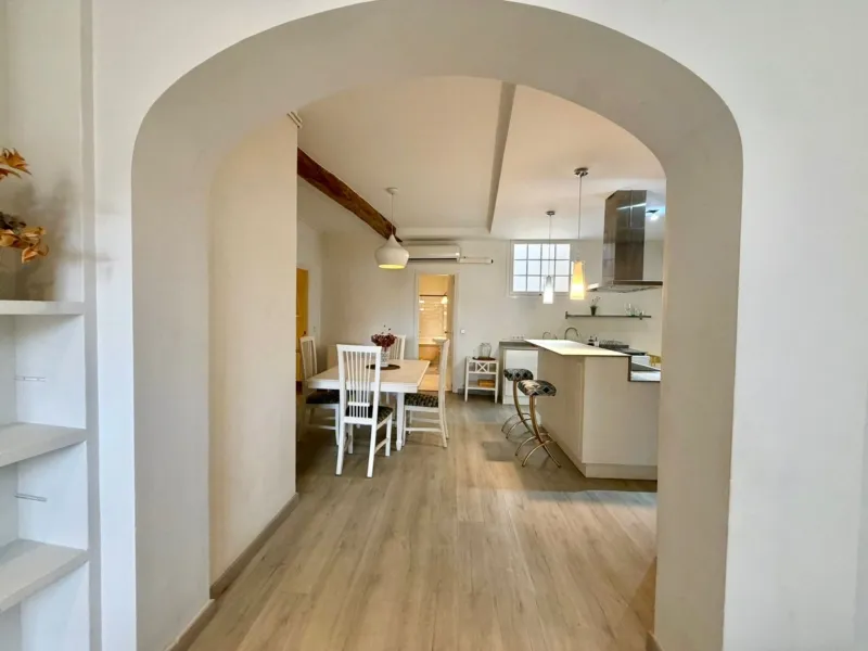 180 sqm Old Town apartment: four bedrooms, original tiles and beams, private terrace — photo 4