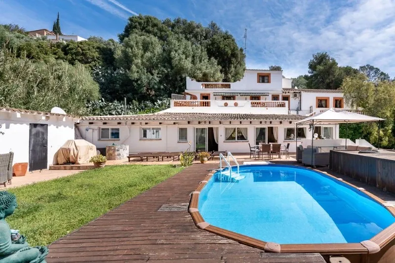 Spacious estate with development potential in Génova — photo 1
