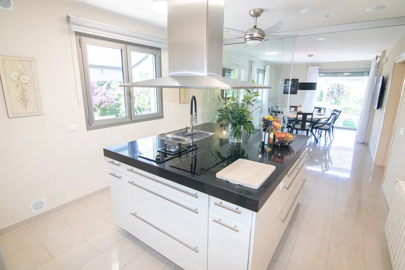 Villa with large pool terrace and vacation rental license in Marratxi, close to Palma — photo 8