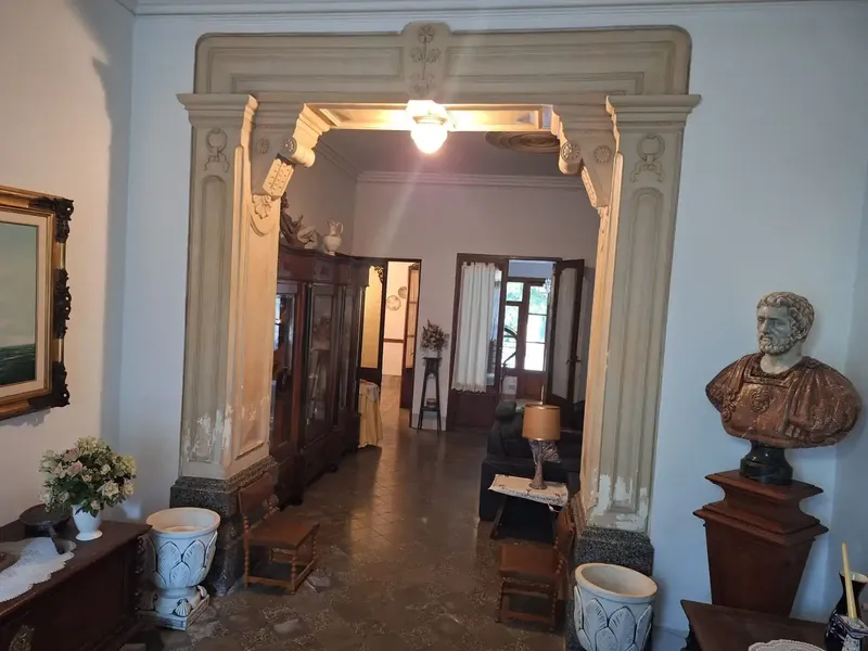 Impressive early 20th century house with all its charm and glamour, three floors, more like a mansion — photo 7