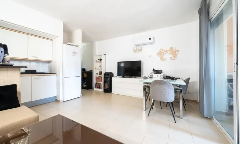 Functional apartment with pool and parking — photo 1