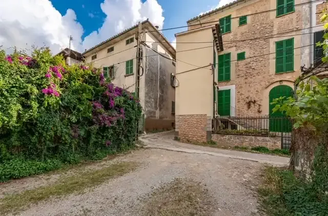 Impressive modernist style house in Sóller dating from 1899 offering generous spaces with modernist architectural elements. — photo 7
