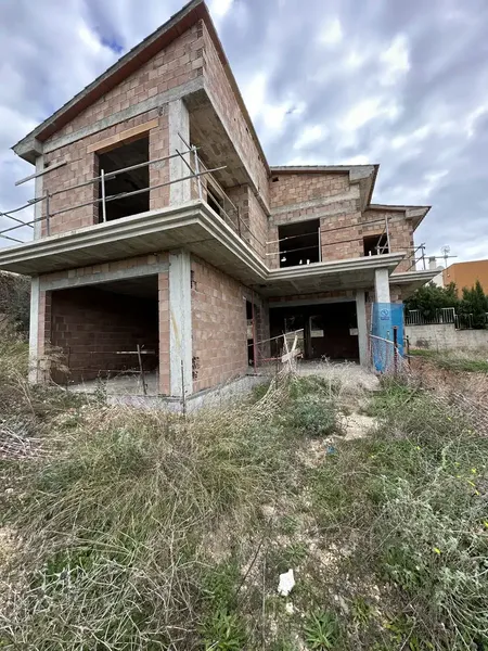 Se vende casa independiente actualmente en construcción, aproximadamente un 40 % ejecutada, en Calvià. — photo 1