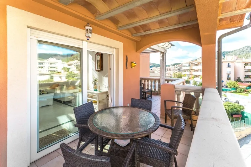Duplex penthouse apartment with sweeping ocean views in Son Caliu / Palmanova — photo 3